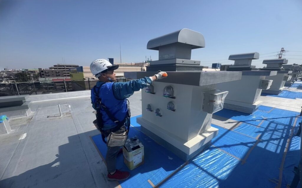屋上ルーフファン塗装中の様子