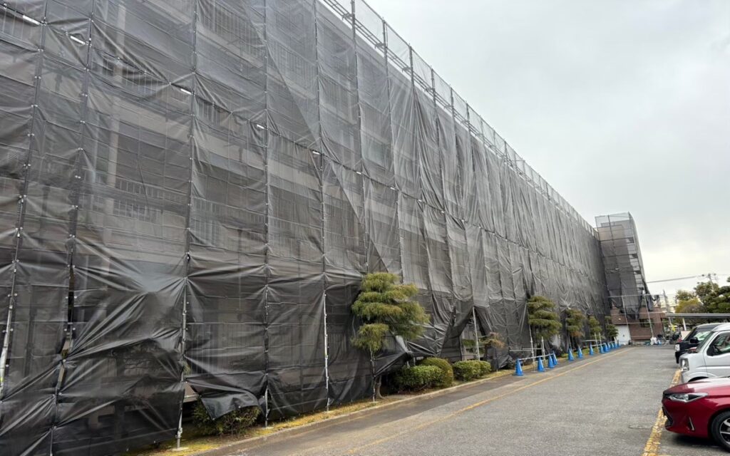 外壁足場の架設・メッシュシート設置風景